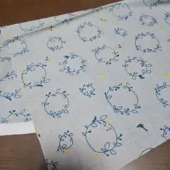 【新品】手芸・ハンドメイド用生地/布　葉の輪柄　グレー