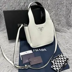 PRADA 白い革のハンドバッグです
