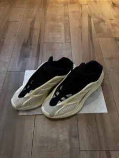 adidas Yeezy Boost 700 V3 ‘Azarl’(箱無し)