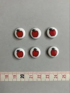 ボタン6個　りんご