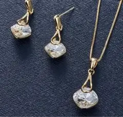 新品＊2点セット＊ダングルイヤリング(ピアス)&ネックレス＊エレガンス＊
