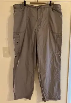 グレーのカーゴパンツ 2K