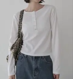 白　Sサイズ　ヘンリーネックシルバースナップボタンシンプルTシャツカットソー