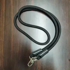 黒いショルダーストラップ