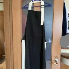 シンプルな黒のエプロン