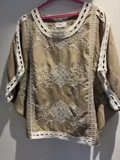 【美品】刺繍入り5分袖レーヨントップス