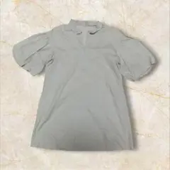 【ドゥクラッセ】ピンネックブラウス　スキッパーシャツ　バルン裾　丈長め　グレー