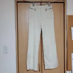 アイボリー色ジッパーポケット付きパンツ