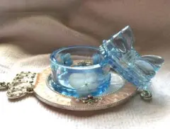 青色レジン製小物入れ リボンの蓋付き