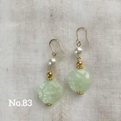 淡い緑色のビーズとパールビーズのピアス