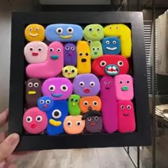 カラフルなキャラクターのオブジェ