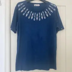 刺繍入り青Tシャツ（シミあり）