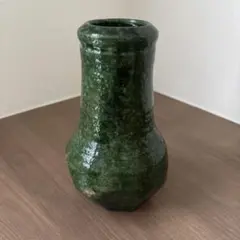 緑色の陶器製一輪挿し
