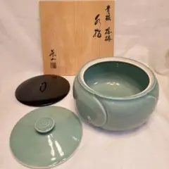 水指、青磁捻梅、加藤藤山作、塗蓋共蓋付、およ12番 水指、青磁捻梅、加藤藤山作、塗蓋共蓋付、およ12