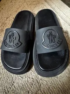 MONCLER ブラック ロゴサンダル