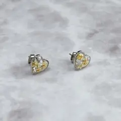 小つぶ　お花の入ったハートピアス