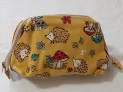 ハリネズミとキノコのポーチ ハンドメイド 手づくり 綿 コットン 森 動物
