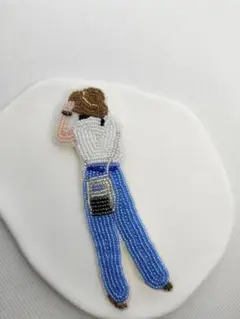ビーズ刺繍　人　ブローチ