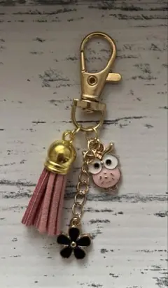 ハンドメイドチャーム　ピンク　フクロウ