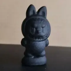 黒いウサギの置物
