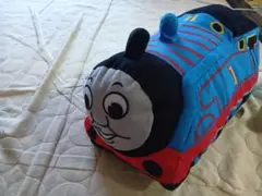 今日の15時まで販売トーマス 列車型クッション 約30cm