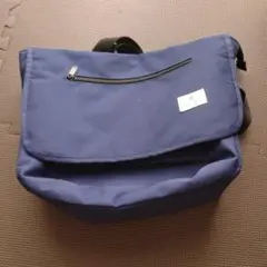 ネイビー フラップ式 メッセンジャーバッグ