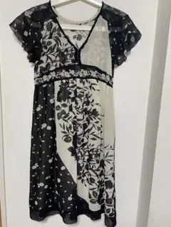 花柄フリルドレス ブラックとホワイト