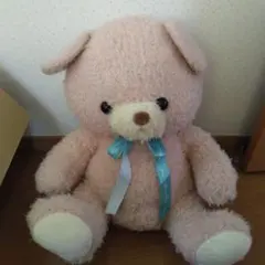 ピンクのクマ型ぬいぐるみ