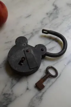 特大でアンティークなクマ型南京錠（英国製？　約１７㌢×１１㌢×４㌢／１５５０㌘） 特大でアンティークなクマ型南京錠（英国製？ 約17㌢×11