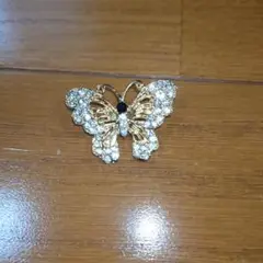 蝶のクリスタルブローチ