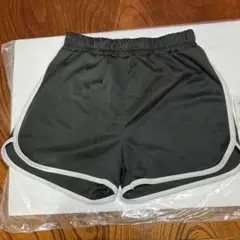 黒のショートパンツ サイドライン付き