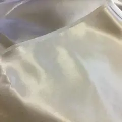 生地　光沢　白