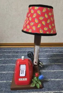 レトロ 赤い日付表示カレンダー付き ミニチュアスタンドランプ