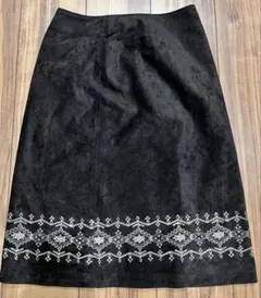 黒刺繍タイトスカート