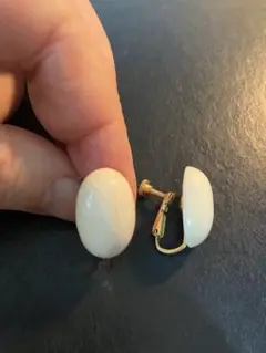 ホワイトオーバル型イヤクリップ