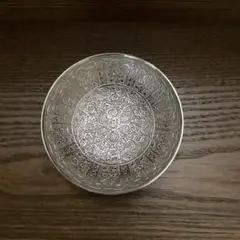 金属の模様入り器