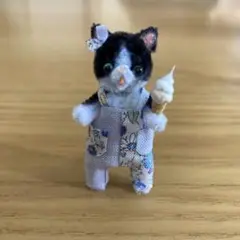 モールアート ハンドメイド アイスを持った ハチワレ猫ちゃん ミニチュア 猫