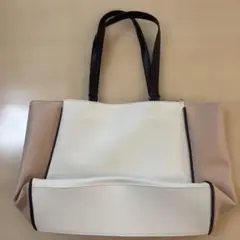 ホワイトとピンクのトートバッグ