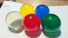 コンタクトジャグリングのクリスタルボール3つ