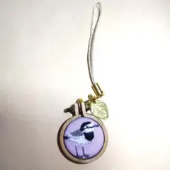 ハンドメイドくるみボタン刺繍ミニストラップ　ハクセキレイ