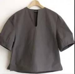 『SINME』の綿麻Uネックトップス+タックパンツのセットアップ
