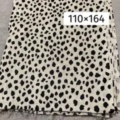 ベージュの生地 黒い斑点プリント　110㎝巾