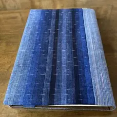 ハンドメイドのブックカバー(青)