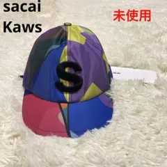 【SACAI】KAWS コラボ！ポイント！Sロゴ マルチカラー キャップ SACAI】KAWS コラボ！ポイント！Sロゴ マルチカラー キャップ