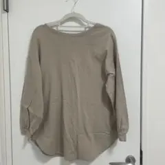 ベージュ ボタン付き 長袖トップス