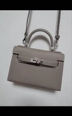 新品未使用エトゥープカラーのショルダーバッグ