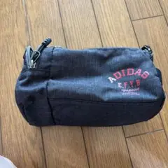 ADIDAS ロゴ入りポーチ ダークグレー