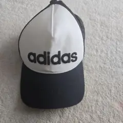 adidas トラッカーキャップ ホワイト/ブラック