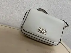 ホワイト ショルダーバッグ フラップ式