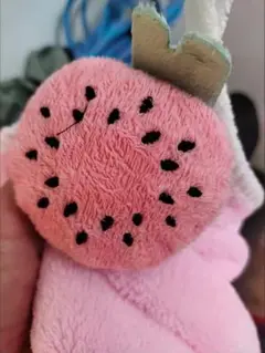 いちごデザインのぬいぐるみ